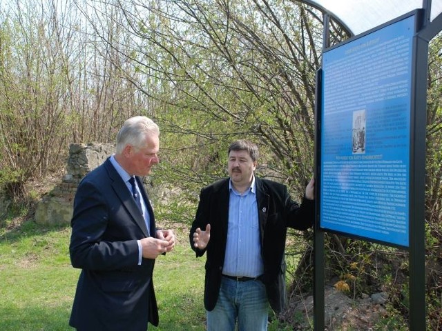 Ryszard Skałba (z prawej) i Christoph von Katte razem odwiedzili miejsce śmierci pruskiego porucznika. Być może w przyszłości stanie tu obelisk.