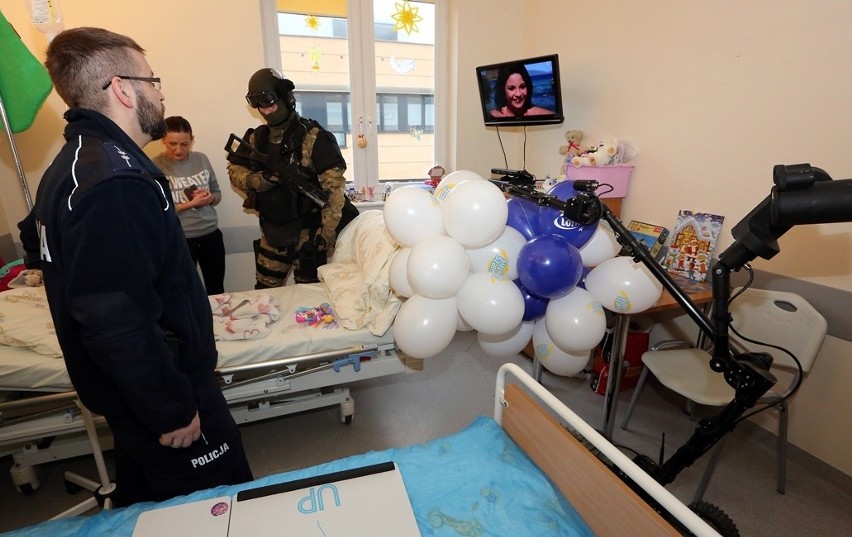 Szczecińscy policjanci zorganizowali Mikołajki w szpitalu [zdjęcia, wideo]