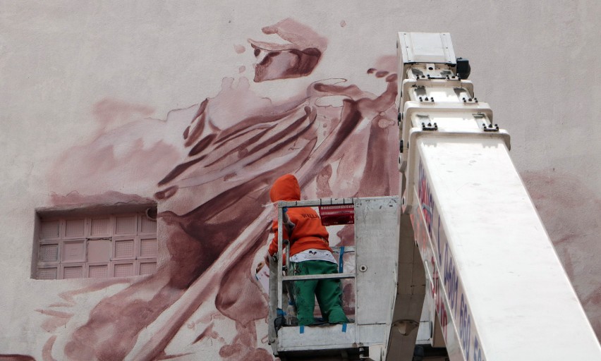 Na frontonie kamienicy przy ul. Reja powstał mural...