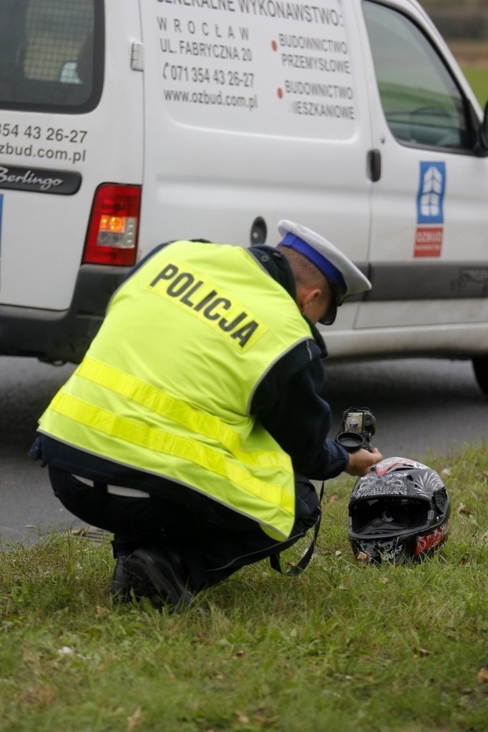Wrocław: Wypadek na ul. Żmigrodzkiej. Motocyklista uderzył w auto [ZDJĘCIA]