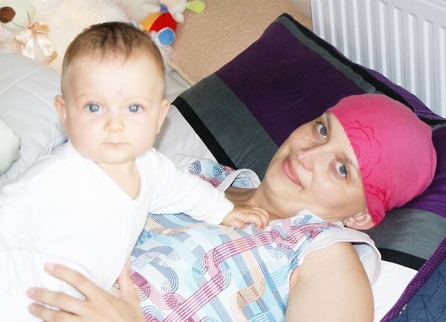 Na zdjęciu Julia Głowacka ze swoją 7-miesięczną córeczką