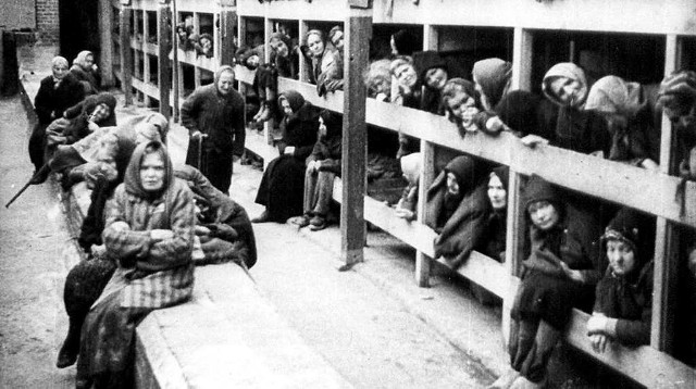 Jedni o doświadczeniach w byłym obozie Auschwitz chcą opowiadać, inni - wolą milczeć