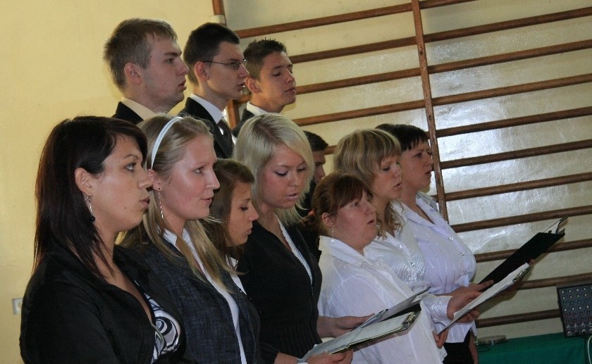 Młodzież ze szkolnego chóru zaśpiewała podczas uroczystości...