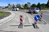 Zrywają nowy asfalt na remontowanej ulicy Witosa w Kielcach. Dlaczego szybko zrobił się jak stary? [ZDJĘCIA]