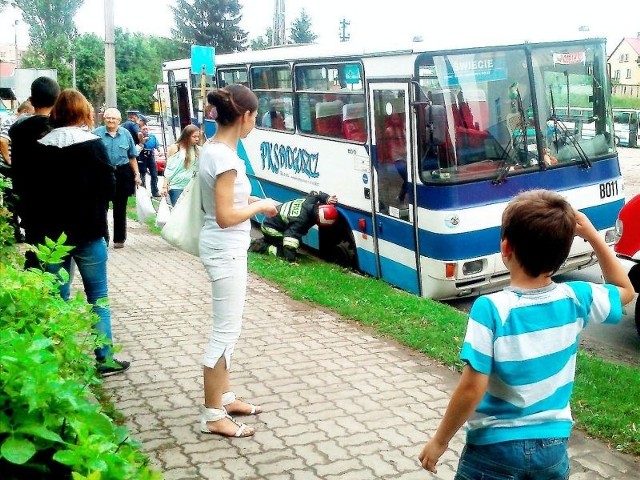 Autobus PKS zapadł się podczas jazdy przy ulicy Sienkiewicza w Świeciu. Na szczęście, nikomu nic się nie stało. Pasażerowie opuścili pojazd, niedługo potem, z półtorametrowej dziury, wyciągnęła go straż pożarna