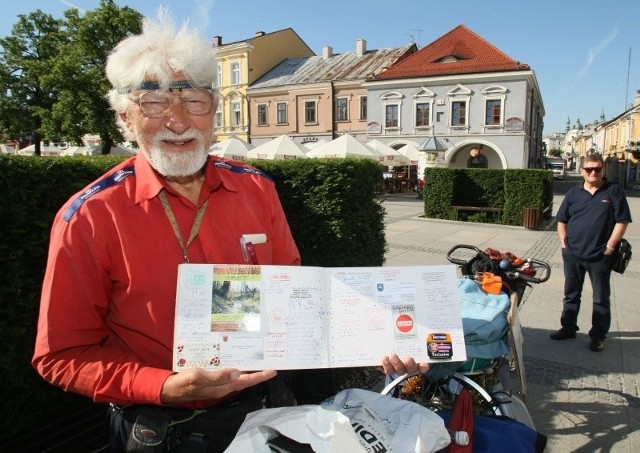 W podróżniczym albumie pana Leontijsa jest "mnoga papiera&#8221;. Są tu zdjęcia oraz autografy ważnych ludzi jak prezydenta Bronisława Komorowskiego, którego kancelarię odwiedził w Warszawie, Lecha Wałęsy oraz dziesiątki prezydentów i burmistrzów europejskich miast, w których gościł. "Gdie był, tam piszoncy&#8221; &#8211; mówi pan Leontijs.