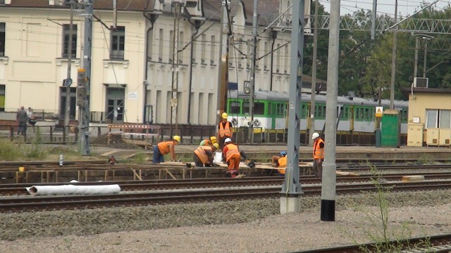 Prawdopodobnie już za kilkanaście dni zostanie wytyczone bezpieczne przejście dla pieszych w okolicach modernizowanego dworca kolejowego w Radomiu.