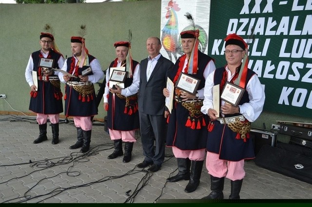 Festiwal Działoszyckie Lwy był doskonałą okazją do uroczystego świętowania jubileuszu 30-lecia istnienia Kapeli Adama Kocerby (muzycy na zdjęciu z burmistrzem Działoszyc Zdzisławem Leksem). 