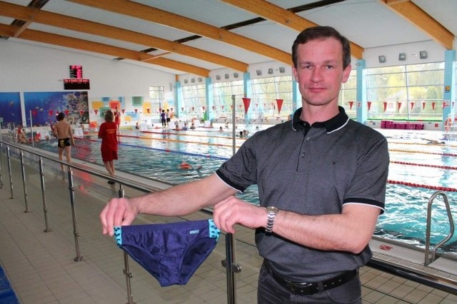 &#8211; Tak wygląda regulaminowy strój - tłumaczy Przemysław Zaleciński, dyrektor pływalni. - Spodenki z długimi i luźnymi nogawkami nie są akceptowane.