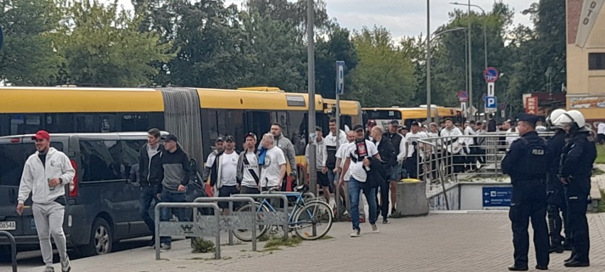 Kibice Legii Warszawa już w Kielcach. Przyjechali specjalnym pociągiem, następnie pod eskortą policji zostali przewiezieni na stadion