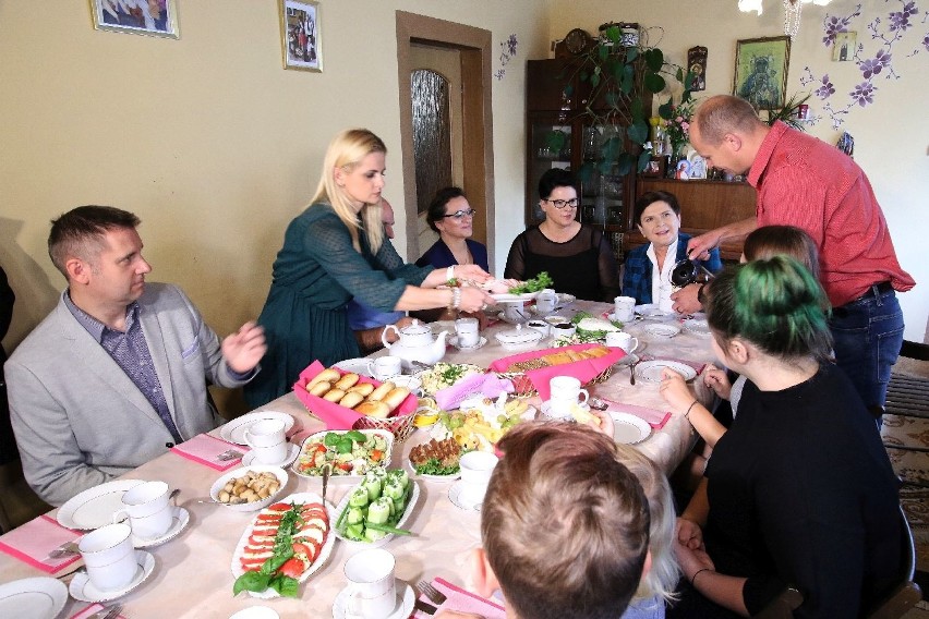 Była premier Beata Szydło i wojewoda Agata Wojtyszek na śniadaniu z wielodzietną rodziną koło Chmielnika. ZAPIS TRANSMISJI