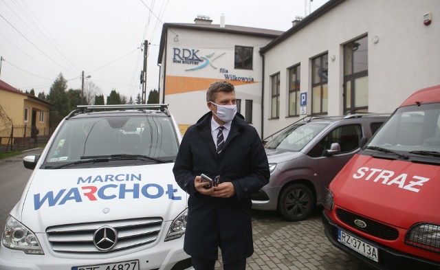 Marcin Warchoł odwiedza rzeszowskie osiedla, spotkanie przy OSP Wilkowyja.