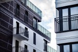 Mieszkania droższe niż przed rokiem, a sprzedaż mniejsza. Co czeka rynek? Na co muszą się przygotować osoby planujące kupno mieszkania?