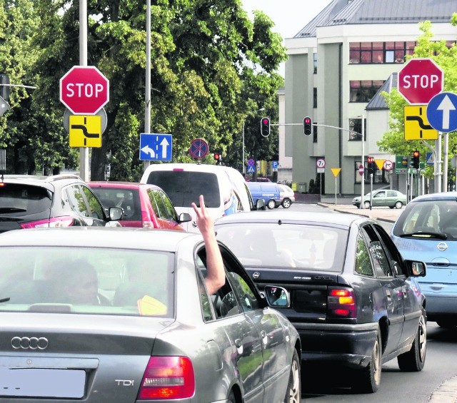 Na skrzyżowaniu ulic Anny Łajming z Tuwima w Słupsku zamieszczono znaki STOP.