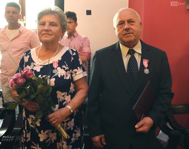 Kolejne dwadzieścia trzy pary, które mogą pochwalić się co najmniej 50-letnim stażem małżeńskim zostały uhonorowane Medalami za Długoletnie Pożycie Małżeńskie w czwartek podczas uroczystości w Zamku Książąt Pomorskich.