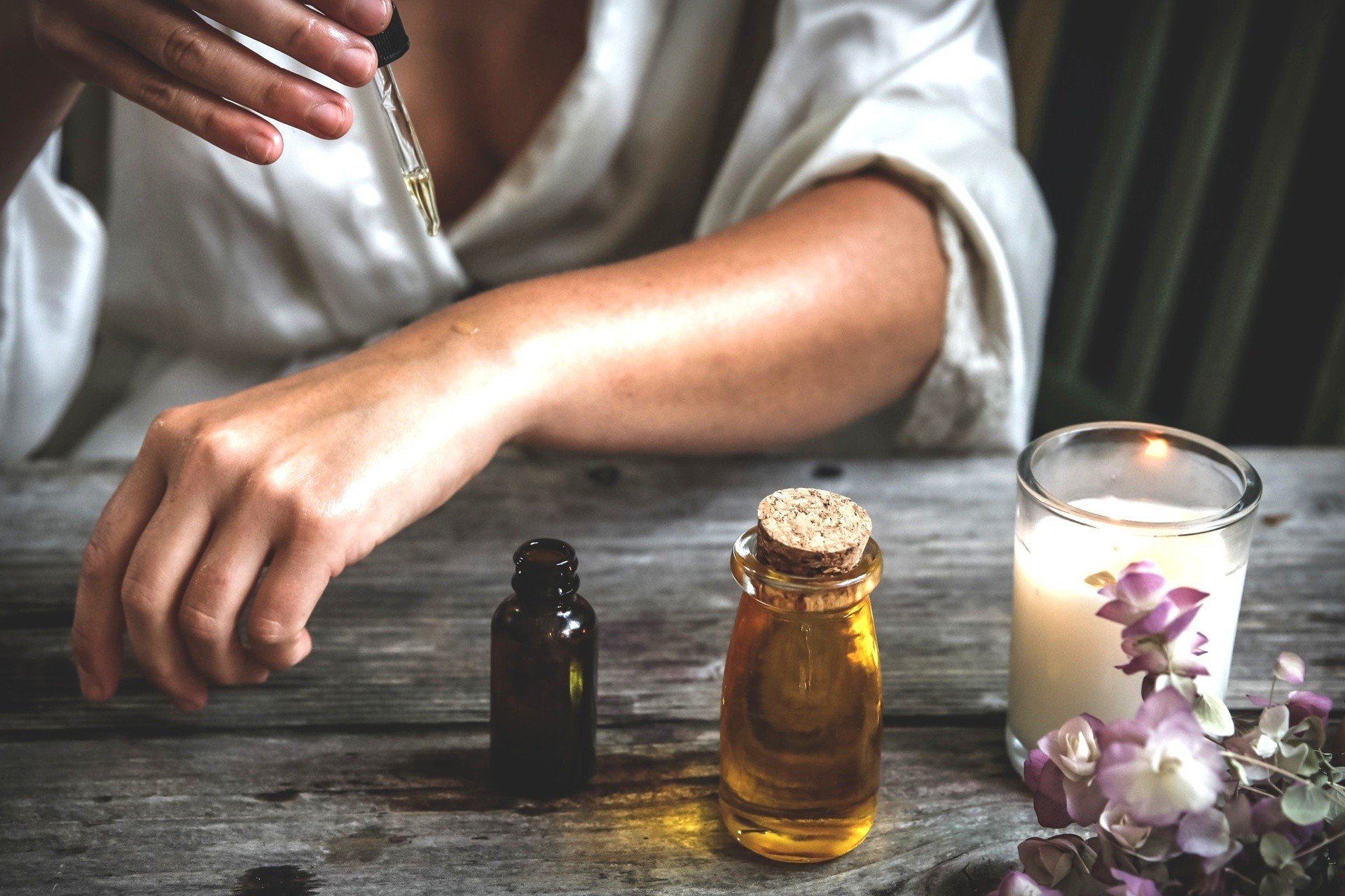 Jak stosować olejki eteryczne? Zasady aromaterapii i masażu z olejkami,  przeciwwskazania i zalecenia związane z bezpieczeństwem | Strona Zdrowia