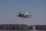 Polskie myśliwce F-16 przechwyciły rosyjski samolot nad Krakowem i zmusiły go do lądowania w Radomiu