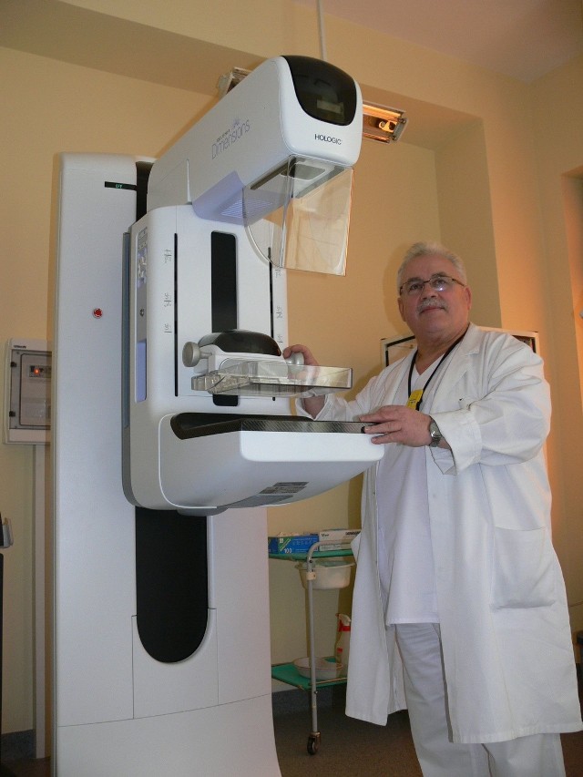 Bogdan Pawlak, kierownik Zakładu Diagnostyki Obrazowej w Szpitalu Wojewódzkim w Tarnobrzegu przy nowym mammografie.