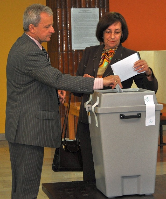 Wśród mieszkańców Tarnobrzega najwięcej głosów w wyborach prezydenckich zdobył Bronisław Komorowski z Platformy Obywatelskiej. Frekwencja wyborcza była zdecydowanie wyższa niż pięć lat temu. Do urn poszła ponad połowa uprawnionych do głosowania mieszkańców naszego miasta.