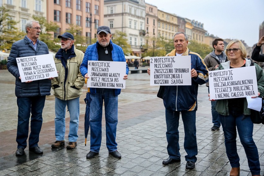 Kraków. Demonstracja w geście solidarności z mężczyzną, który podpalił się w Warszawie