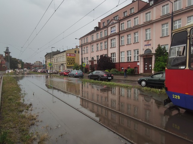 Zmiany klimatyczne widoczne są gołym okiem. Ulewy dają się we znaki mieszkańcom wielu miast, w tym także Bydgoszczy. Po krótkich, ale intensywnych opadach, niektóre ulice w mieście zamieniają się w potoki. Stąd Miejskie Wodociągi i Kanalizacja modernizują sieć kanalizacji deszczowej i budują m.in. zbiorniki retencyjne.Po opadach ulice w Bydgoszczy zamieniają się w rzeki: