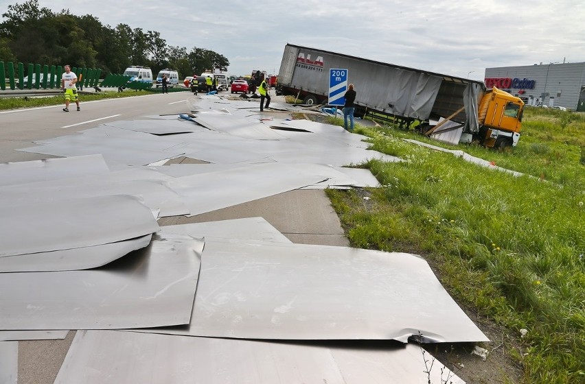 Karambol na A4 przy węźle Bielany. Potężne utrudnienia po zderzeniu ciężarówki i 3 aut osobowych