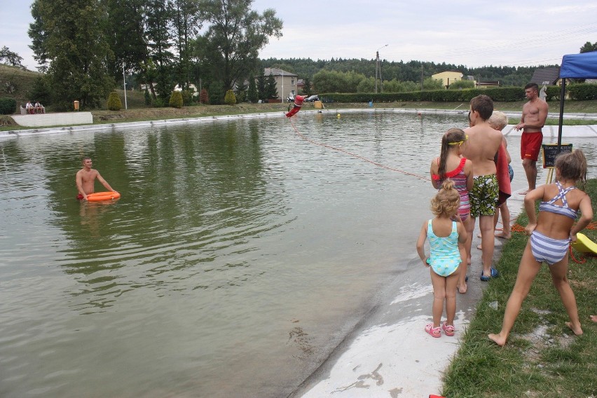 Pokazy ratownictwa wodnego na basenie w Kroczycach
