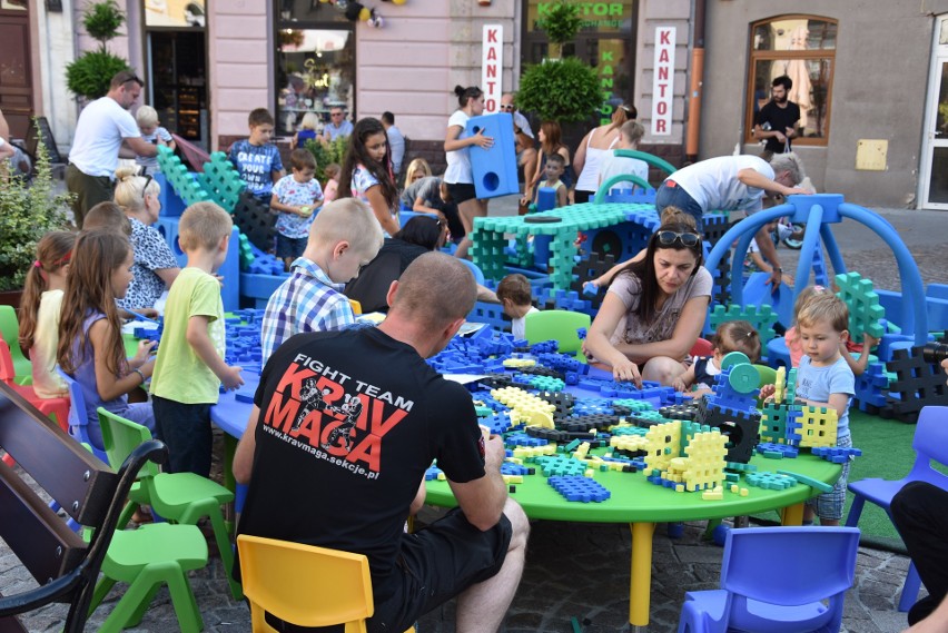 Tarnów. Zabawa gigantycznymi klockami na Placu Kazimierza robi furorę [ZDJĘCIA]