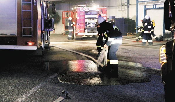 Strażacy stanęli przed bardzo trudnym zadaniem &#8211; zagrożenie stanowił nie tylko płonący olej, ale i wypełniający instalację chłodniczą amoniak. 