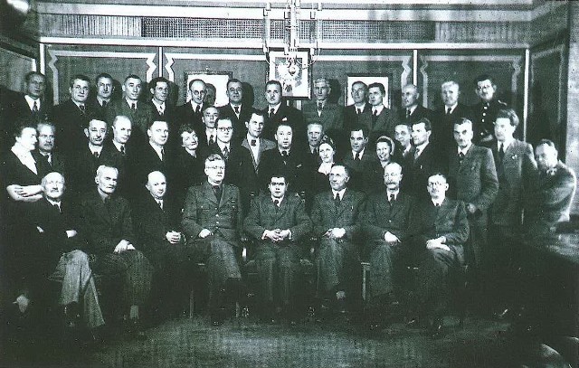Powiatowa Rada Narodowa (w 1945 r.) - fotografia pochodzi z Księgi Pamiątkowej Miasta Gorzowa Wielkopolskiego