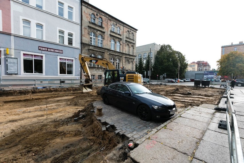 Niecodzienna sytuacja na budowie Posejdona. Samochód pozostał na środku rozkopanej drogi