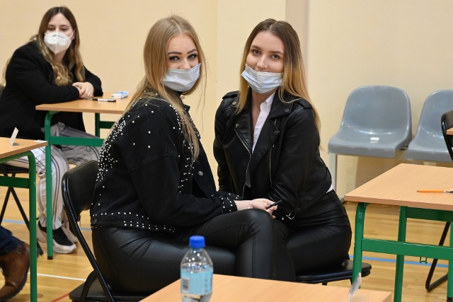 Paulina Radomska i Anita Krawczyk z VII Liceum Ogólnokształcącego imienia Józefa Piłsudskiego w Kielcach do egzaminu z języka angielskiego podeszły z uśmiechem na twarzach.