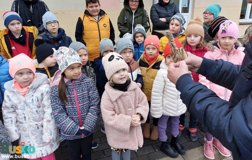 Wyleczony myszołów już na wolności. Uczniowie ze szkoły w Dobrowodzie wzięli udział w wyjątkowej lekcji przyrody. Zobaczcie zdjęcia