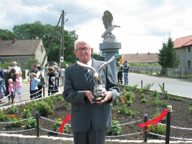 Julian Urbański został pierwszym honorowym obywatelem swojej wsi. Takie statuetki będą teraz wręczane w Borku co roku.