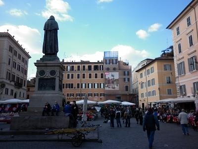 Pomnik Giordano Bruno stoi twarzą w stronę Watykanu;