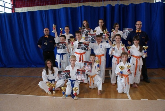 Ekipa Gorzyckiego Klubu Karate Kyokushin uczestnicząca w zawodach w Brzostku.