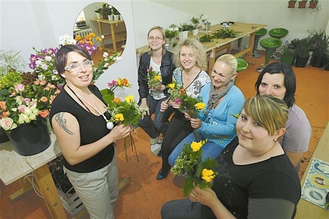 Pięć uczestniczek projektu zdecydowało się na kurs florystyczny. - To był trafny wybór. Nauczyłyśmy się wielu praktycznych rzeczy - mówią zgodnie. Na zdjęciu z Moniką Bębenek, prowadzącą warsztaty w swojej szkole florystycznej w Opolu.