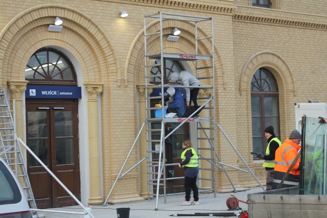 Wczoraj, gdy odwiedziliśmy plac budowy, przed wejściem do holu dworca trwały prace wykończeniowe.