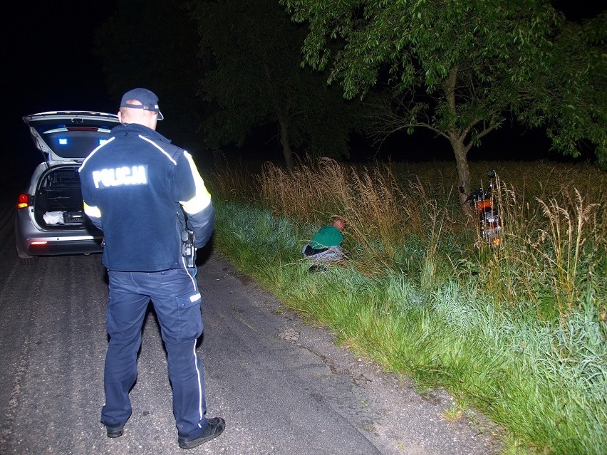 Policjanci z Karlina zatrzymali w nocy jadącego motorowerem....