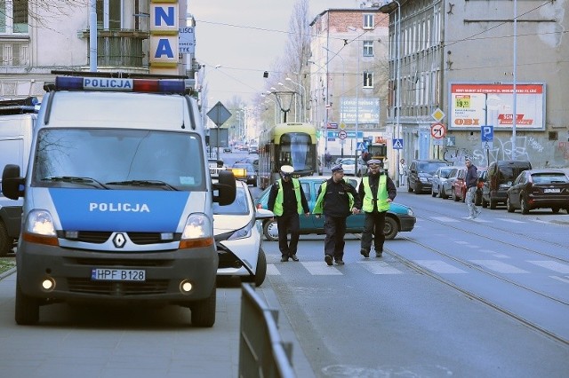 Na ul. Pomorskiej przy skrzyżowaniu z ul. Wierzbową rano doszło do śmiertelnego wypadku. Potrącona przez tramwaj została starsza kobieta, w wieku ok. 80 lat. Starsza pani zmarła w szpitalu im. Barlickiego.