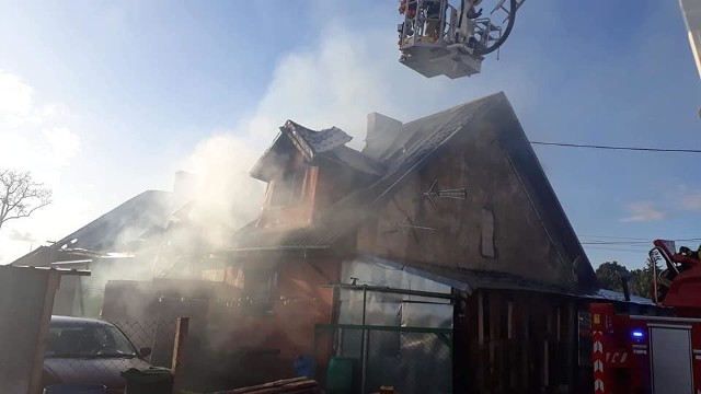 W poniedziałek (02.09 w Karżnicy doszło do pożaru trzech budynków mieszkalnych). - O godzinie 16:20 zostaliśmy zadysponowani do pożaru zabudowań mieszkalnych w miejscowości Karżnica. Działania zakończyliśmy o godzinie 23. Na miejscu z ogniem walczyło 9 zastępów straży pożarnej OSP/PSP. - czytamy na profilu Facebookowym OSP Potęgowo, które brało udział w akcji. - Ogień pochłonął cały dobytek 3 rodzin. - Zwracamy się z ogromną prośba do ludzi o dobrych sercach o wsparcie i pomoc dla rodzin poszkodowanych w pożarze. Każdy grosz i każda rzecz się liczy. Zbiórki w świetlicach wiejskich w każdej miejscowości w gminie Potęgowo lub wysłać na adres GOK , SZKOLNA 2B, 76-230 Potęgowo lub w Lęborku Salon Łazienek BLU , Słupska 16D ,2 chłopców rozmiar 140/1461 chłopiec rozmiar 122/128Kobiece rozmiar M, 38Męskie rozmiar M,LButy Chłopięce 29,35Damskie 37,38,39,40Męskie 43,42,45