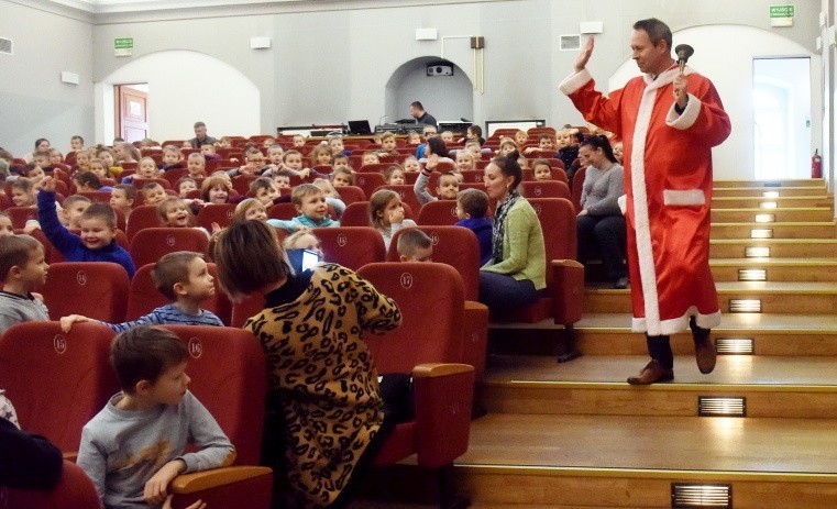 Akcja "Czytamy dzieciom" w sulechowskim zborze - burmistrz...