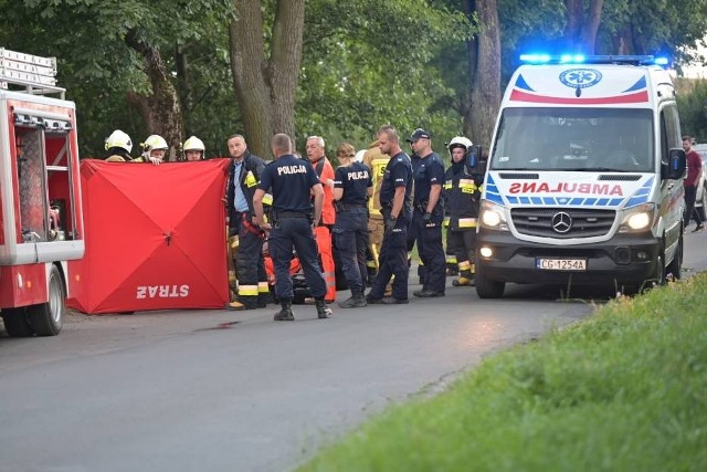 Tragiczny wypadek na drodze Gruta-Dąbrówka Królewska w powiecie grudziądzkim. Samochód uderzył w drzewo. Zginął kierowca.