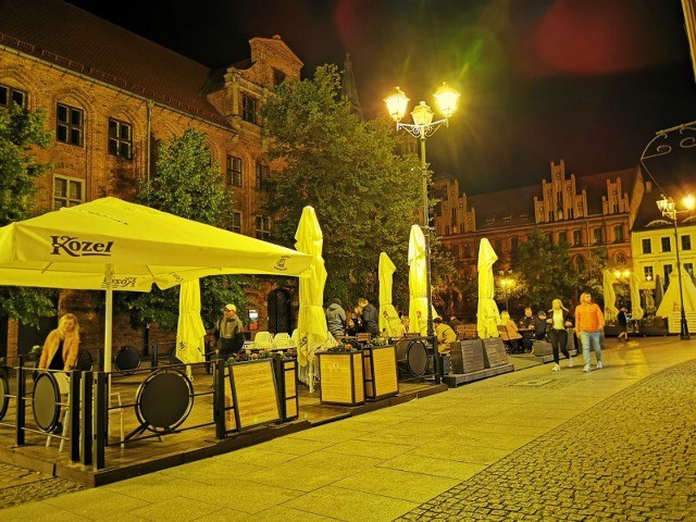 Na starówce znajduje się wiele barów, pubów i klubów, które są chętnie odwiedzane przez mieszkańców Torunia w najróżniejszym wieku
