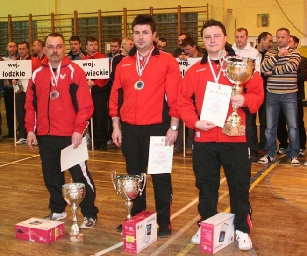 Medaliści IMP strażaków PSP na rok 2010. Stoją od prawej: Krzysztof Marcinowski, Sebastian Lubaś, Krzysztof Piński.