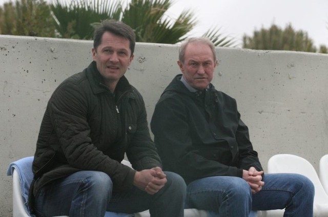 Selekcjoner Franciszek Smuda (prawej) w towarzystwie swojego asystenta Jacka Zielińskiego obserwował Jacka Kiełba w Turcji w czasie sparingu Korony z chorwackim Varteksem Varażdin.