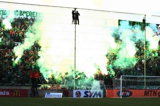 Derby Nikozji (Cypr). Pokaz środków pirotechnicznych w...