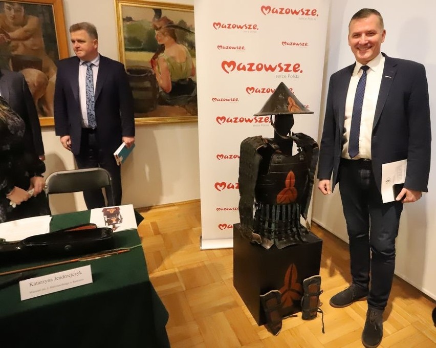 Obraz "Anioł" Wacława Michała Ichnowskiego oraz japońska zbroja i kołczan to nowe nabytki Muzeum imienia Malczewskiego w Radomiu