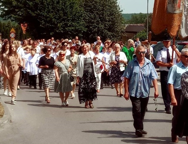 Wiele osób wzięło udział w procesji Bożego Ciała w parafii świętego Marcina w Połańcu