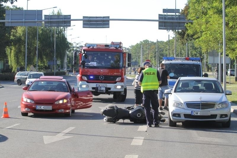 Wrocław: Wypadek na Lotniczej. Zderzyły się trzy auta i motocykl (ZDJĘCIA)